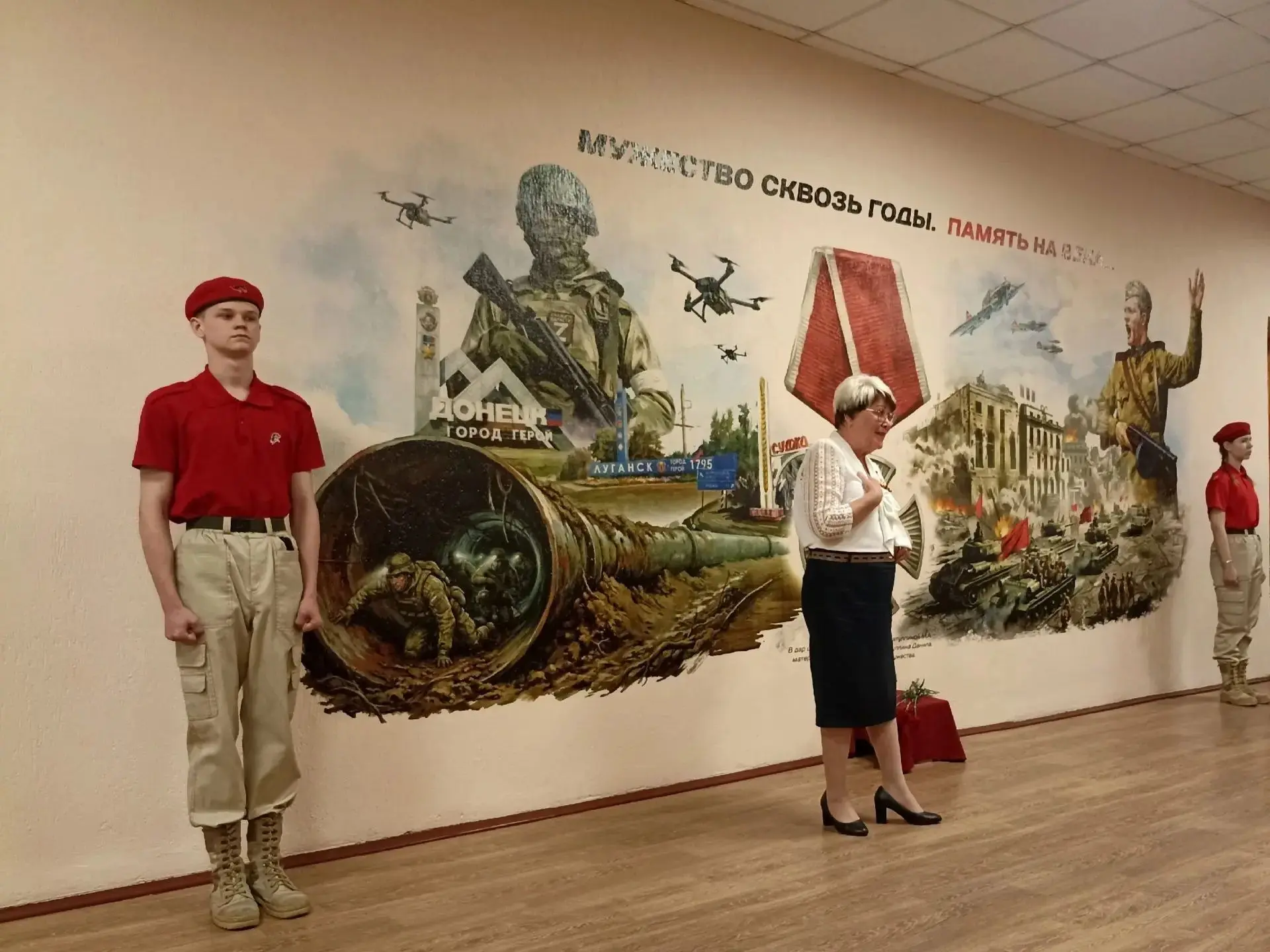 🇷🇺В барнаульской школе открыли мурал, посвященный защитникам Отечества  Накануне празднования Дня По