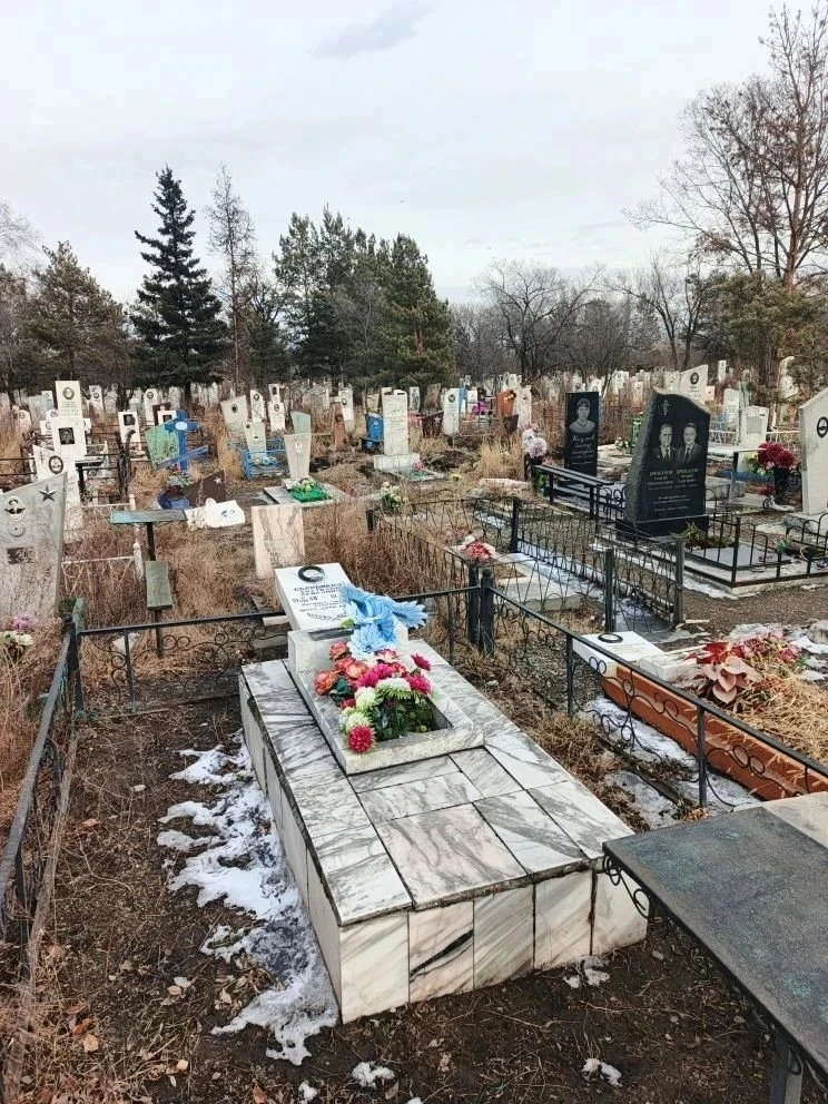 В Черногорске вандалы разрушили более 20 памятников на городском кладбище  Сотрудники Черногорского 