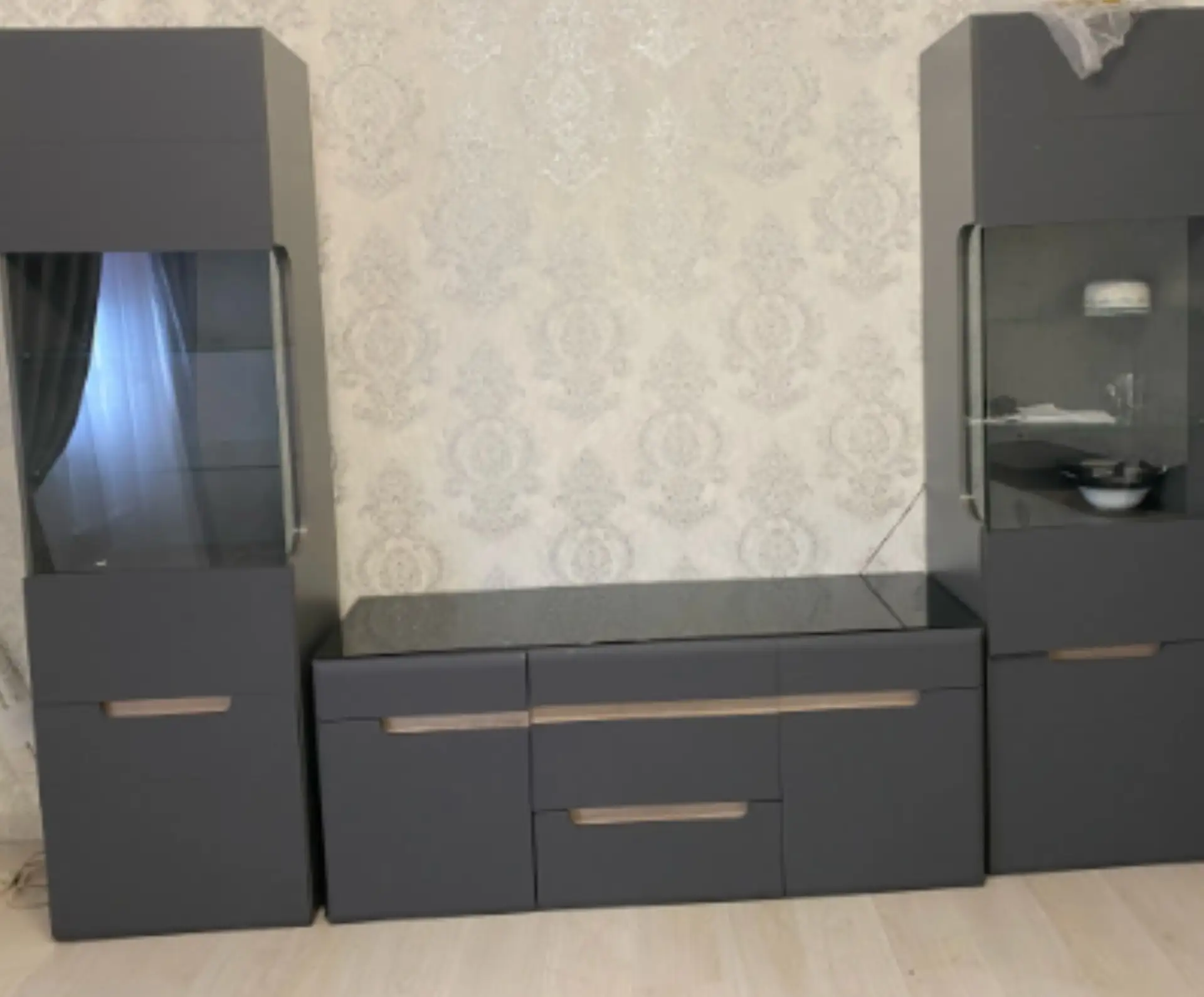 Продам совершенно новую гостиную ,с подсветкой, есть еще полка , 35 тр без торга,
покупали дороже. п