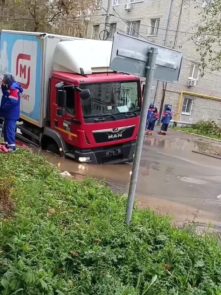 😱 В Ленинском районе Самары грузовик магазина «Магнит» провалился в асфальт