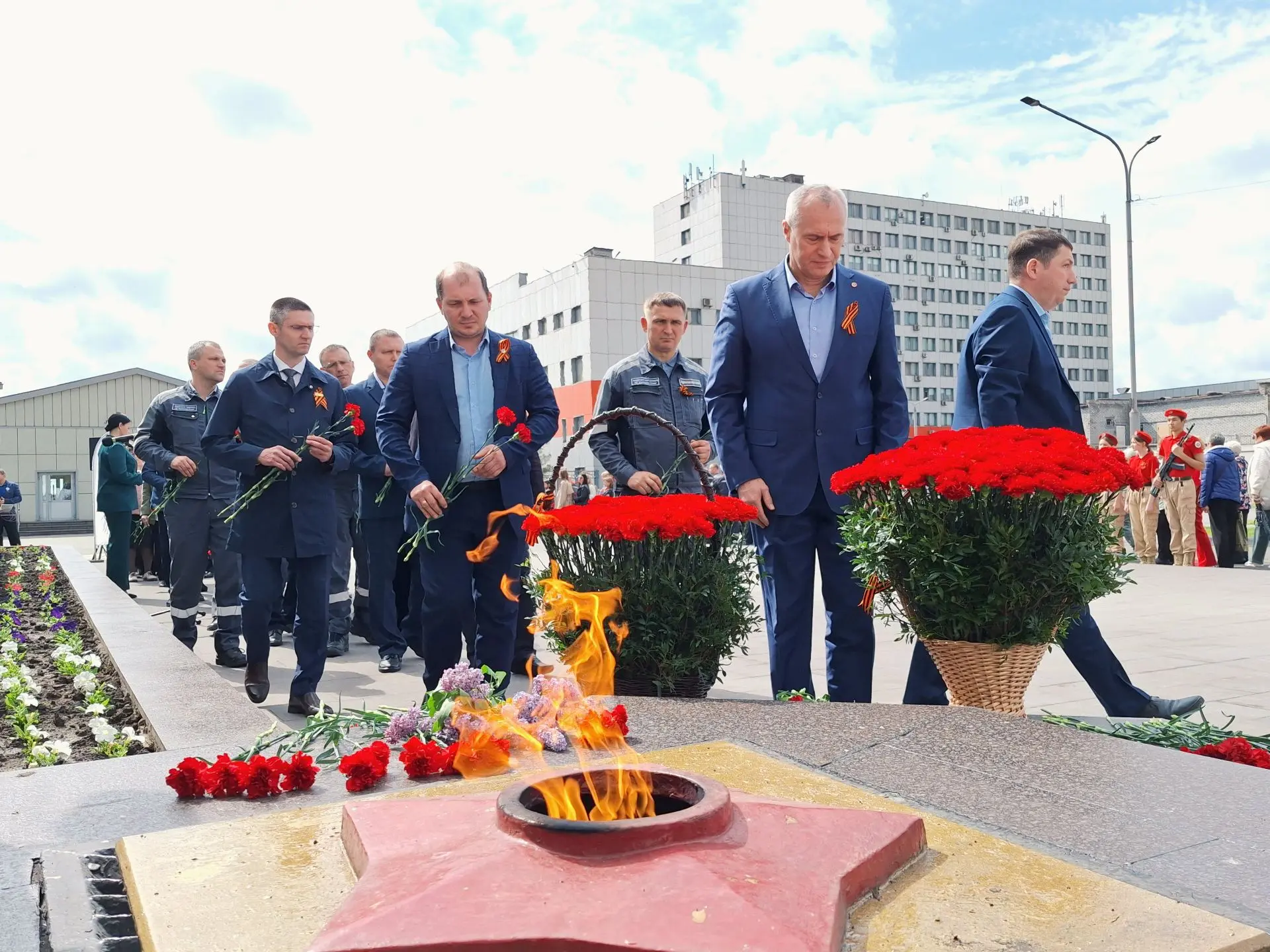 Накануне 9 Мая у центральной проходной Уральской Стали прошёл торжественный митинг. Ветераны предпри