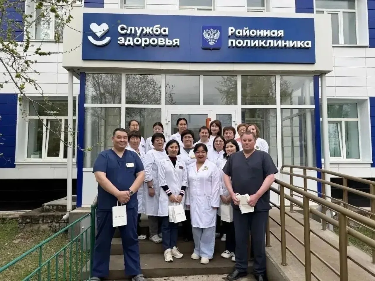 Наши врачи создали "десант" из самых нужных узких специалистов и мобильные бригады объе...