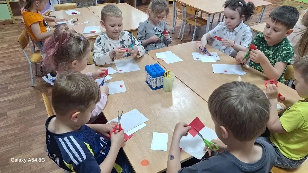 👩‍🎨
Художественно-эстетическое развитие в старшей группе. 
Аппликация: " Пингвин "🐧🐧🐧

Задачи: 