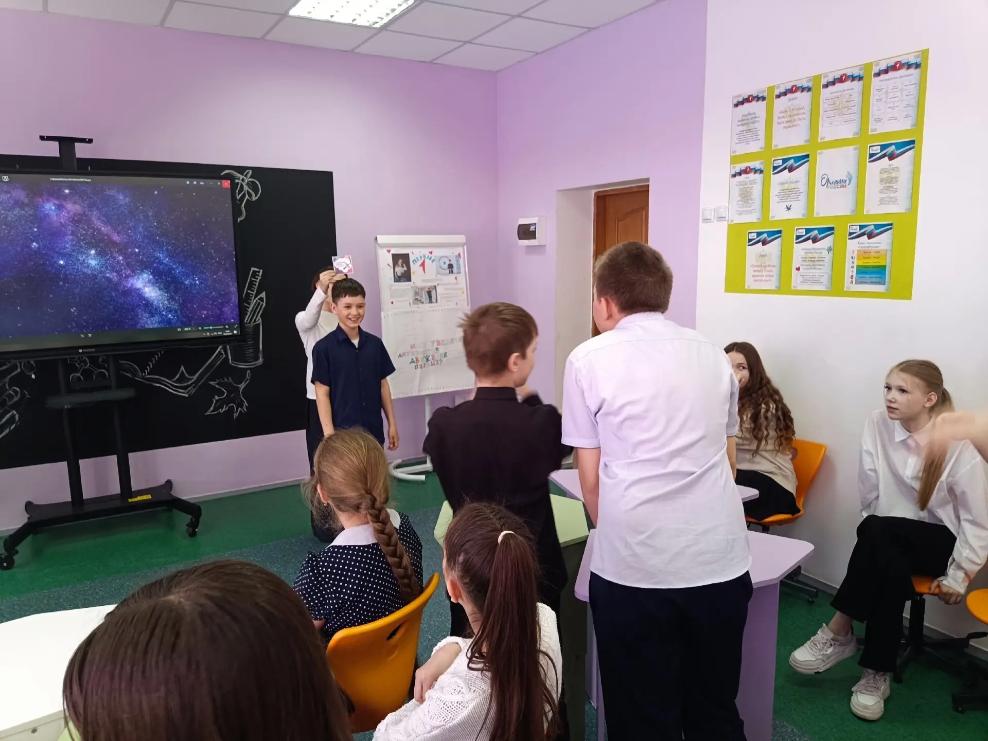 🌌 День космонавтики: настольная игра «Кто я?» 🚀  В преддверии Дня космонавтики для обучающихся 5-х б