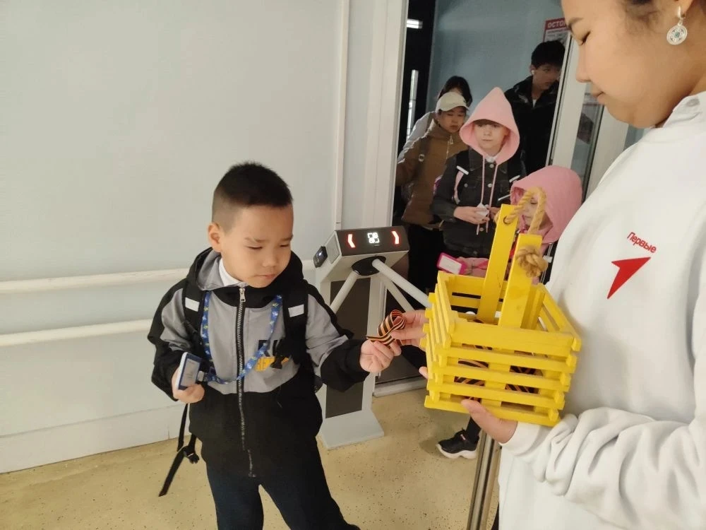 🎖️ В нашей школе активисты Движения Первых присоединились к Всероссийской акции «Георгиевская ленточ