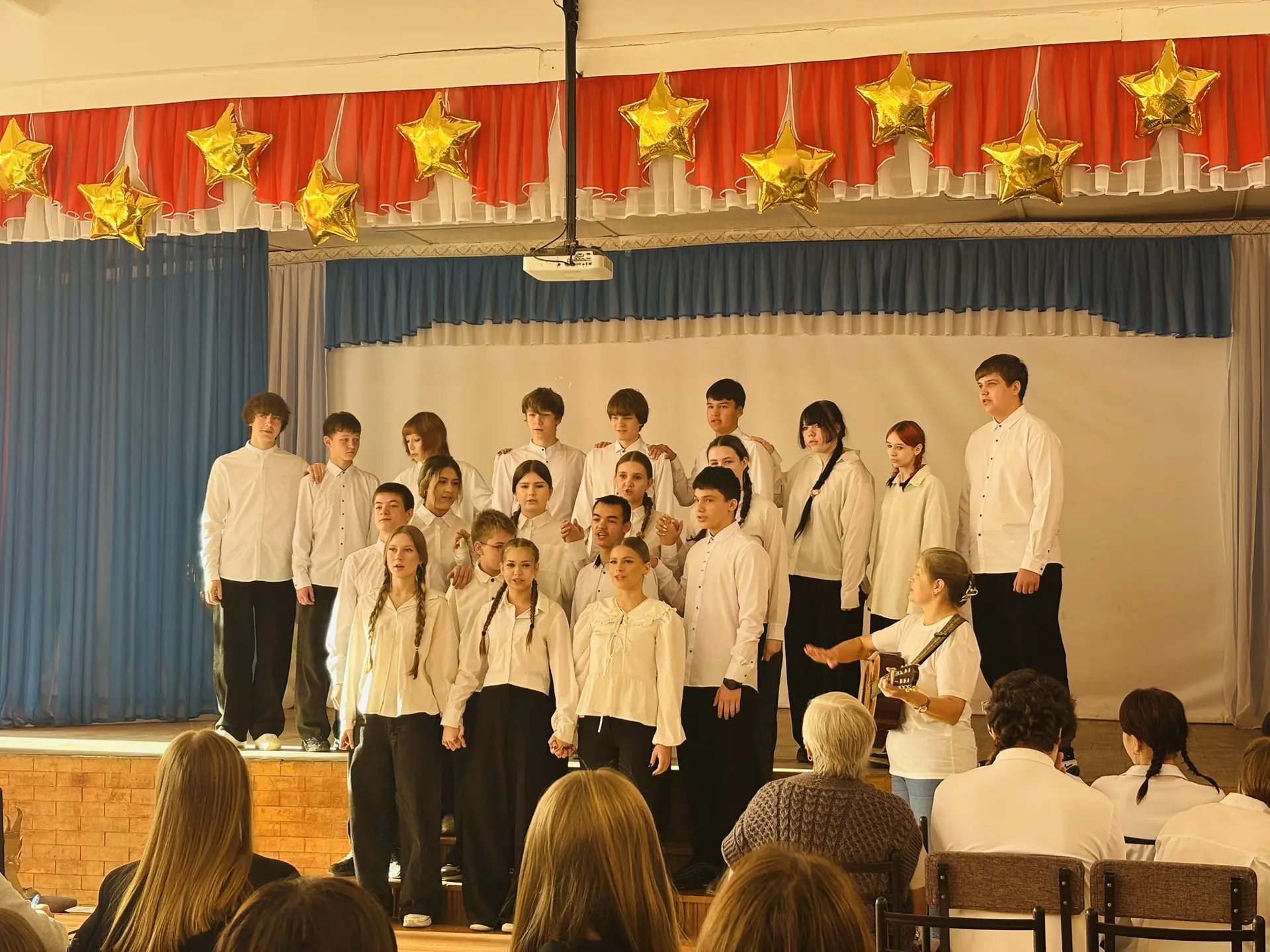 В нашей школе отгремела традиционная «Битва хоров»! Море эмоций, красочные номера и пес...
