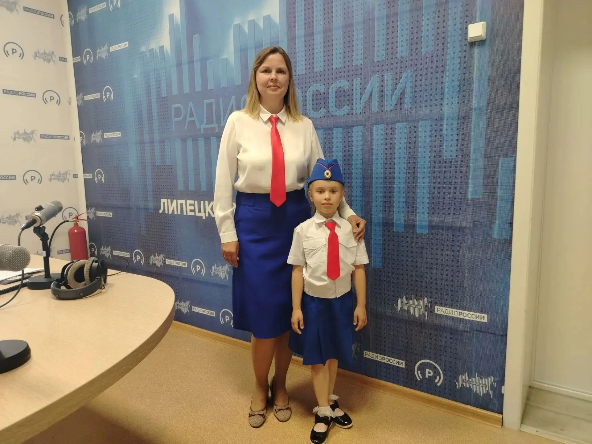 🔹️Учитель начальных классов Евгения Валерьевна Широких и ученица профильного класса ЮИД Василиса Зе
