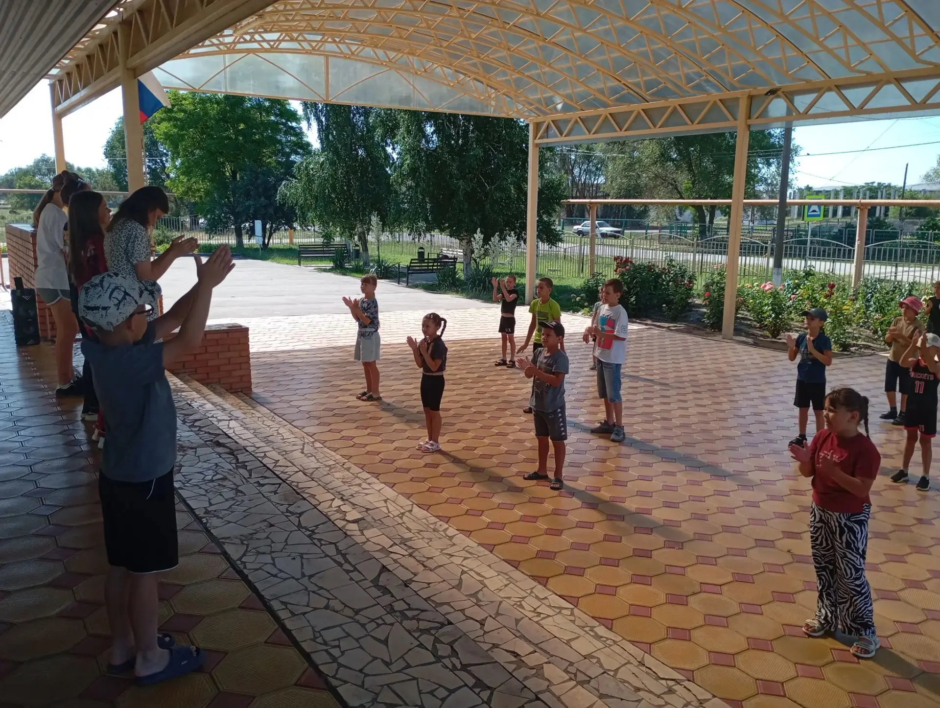 Будни пришкольного лагеря🤍🎉

Утро в лагере началось с весёлой зарядки под музыку. 
Основная часть 