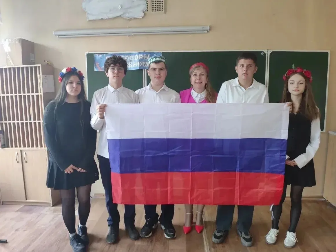 🇷🇺 Россия — это мы!

В МБОУ «Сятра-Лапсарская ООШ» прошли мероприятия, посвящённые Дню России.

В 