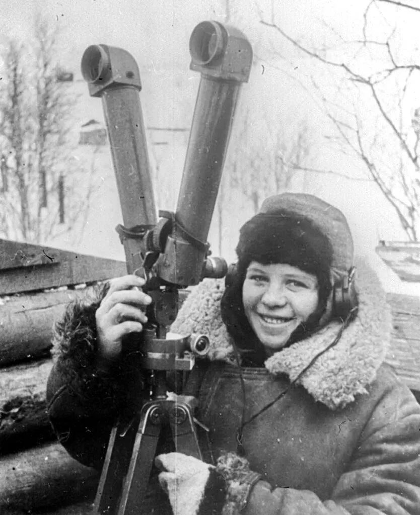 Сигнальщик-наблюдатель зенитной батареи Мария Травкина. Полуостров Рыбачий, Мурманская ...