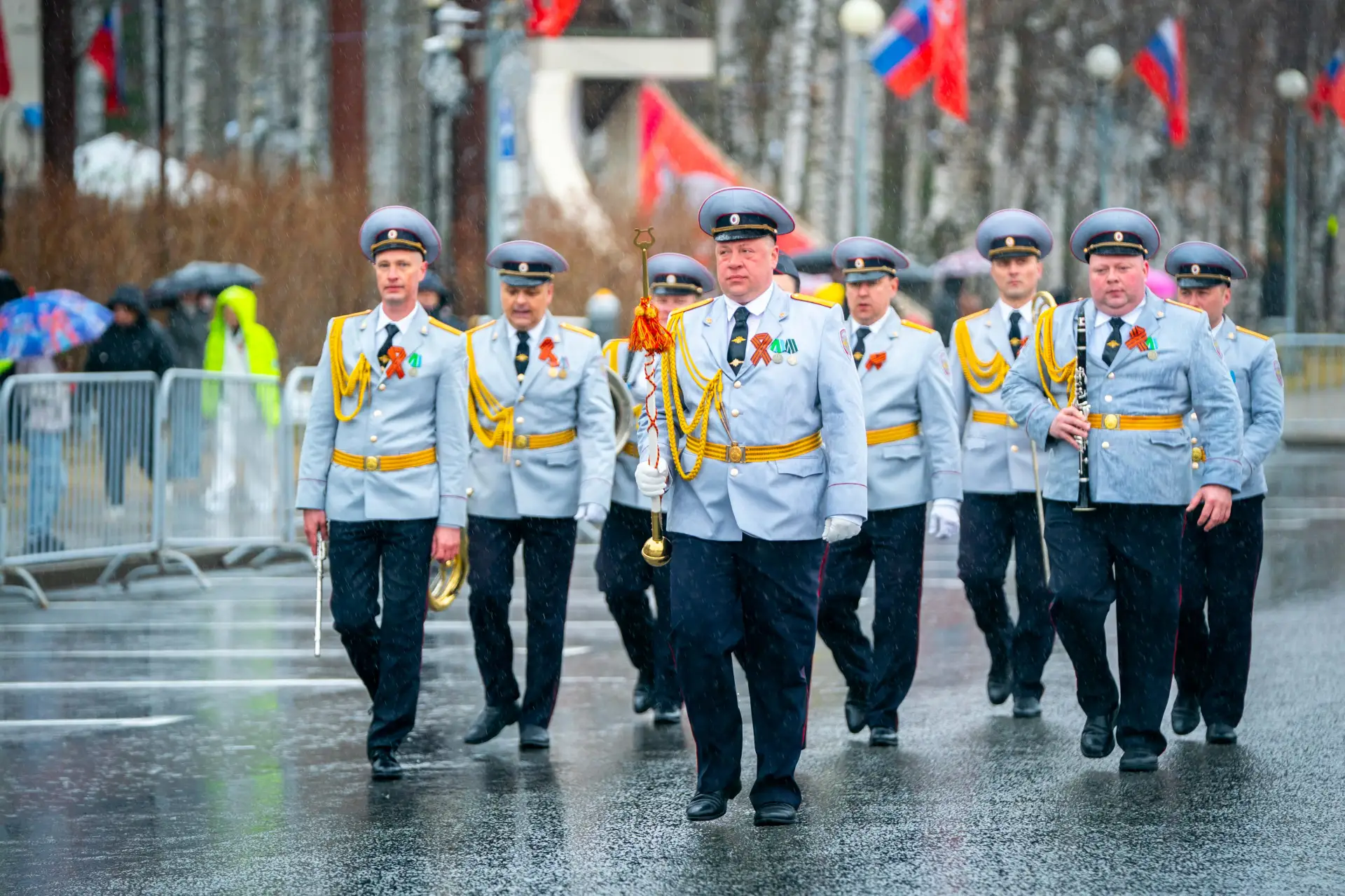 В городах Югры праздничные мероприятия начались с торжественных шествий. В окружной столице в День П