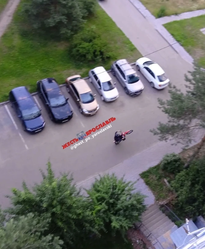 Родители следите за своими детьми, носятся на своих мотоциклах как угорелые, рядом нахо...