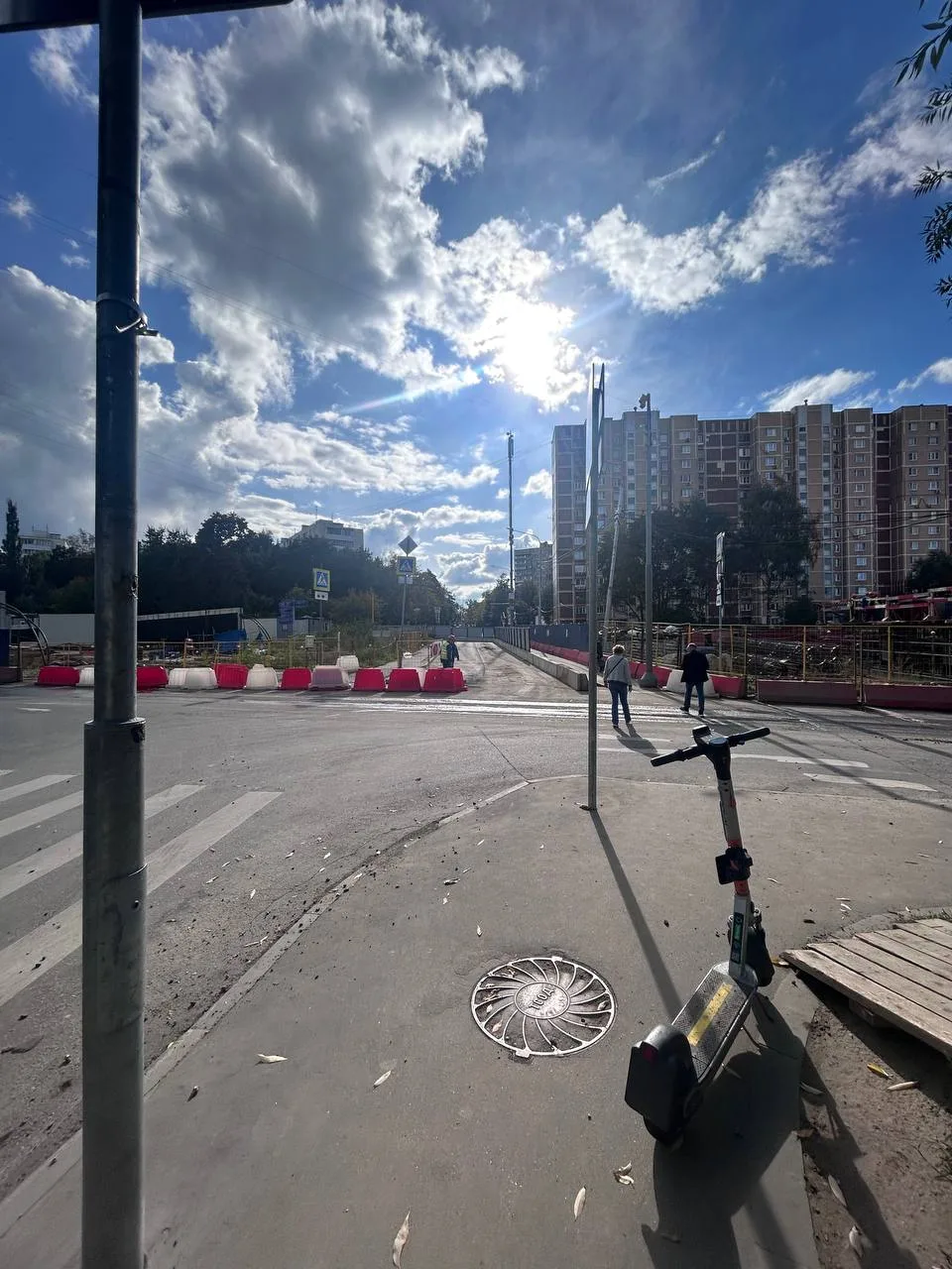 У перекрытого участка Палехской уже убрали светофоры. Проход доступен только пешеходам.