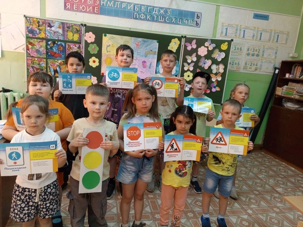 🌊 3 отряд "Мыльные пузыри" . 

Сегодняшний день для ребят начался с  "Минутки безопасности", где он