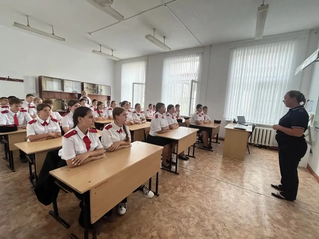🎉 В МБОУ СОШ № 43 имени Андрея Гречишкина прошёл классный час, посвящённый Дню солидар...