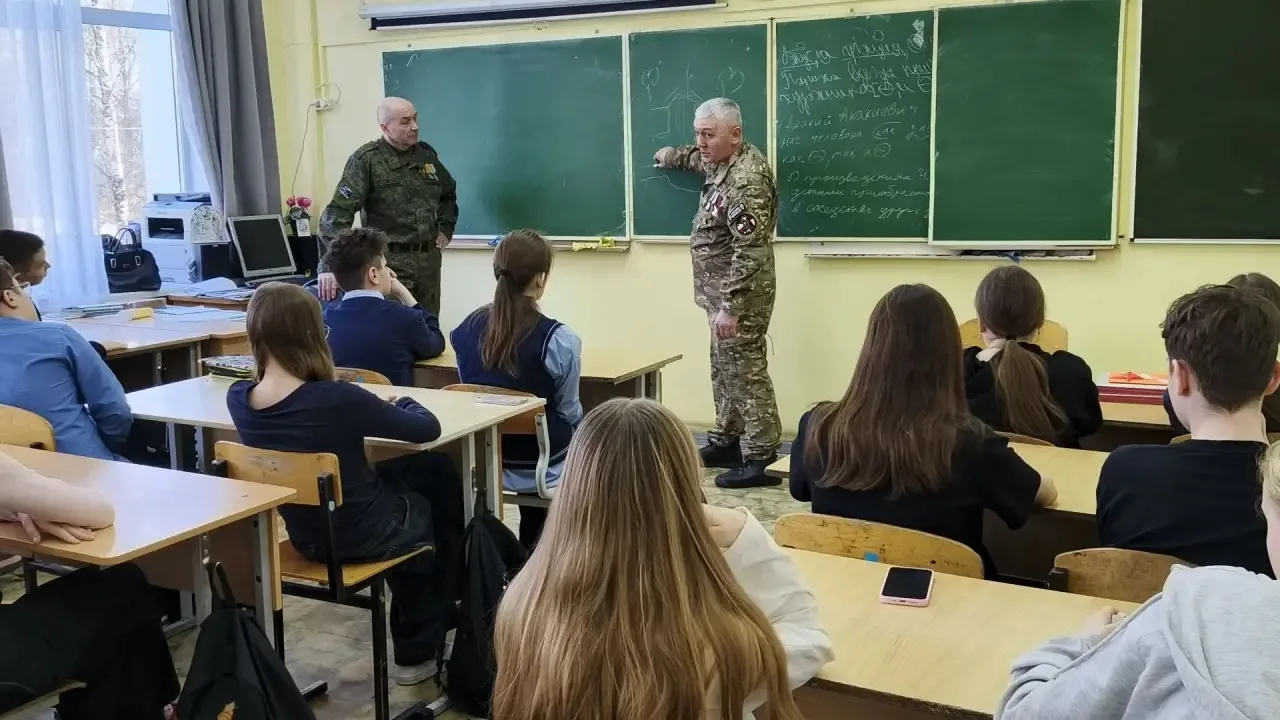 Патриотические мероприятия 🎖️  В пятницу в стенах Лицея прошел Урок Мужества с героями нашего времен
