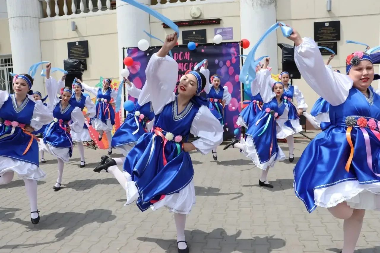 «Вместе целая страна» 🇷🇺

Праздничный концерт, посвящённый Дню России, состоялся на уличной площад