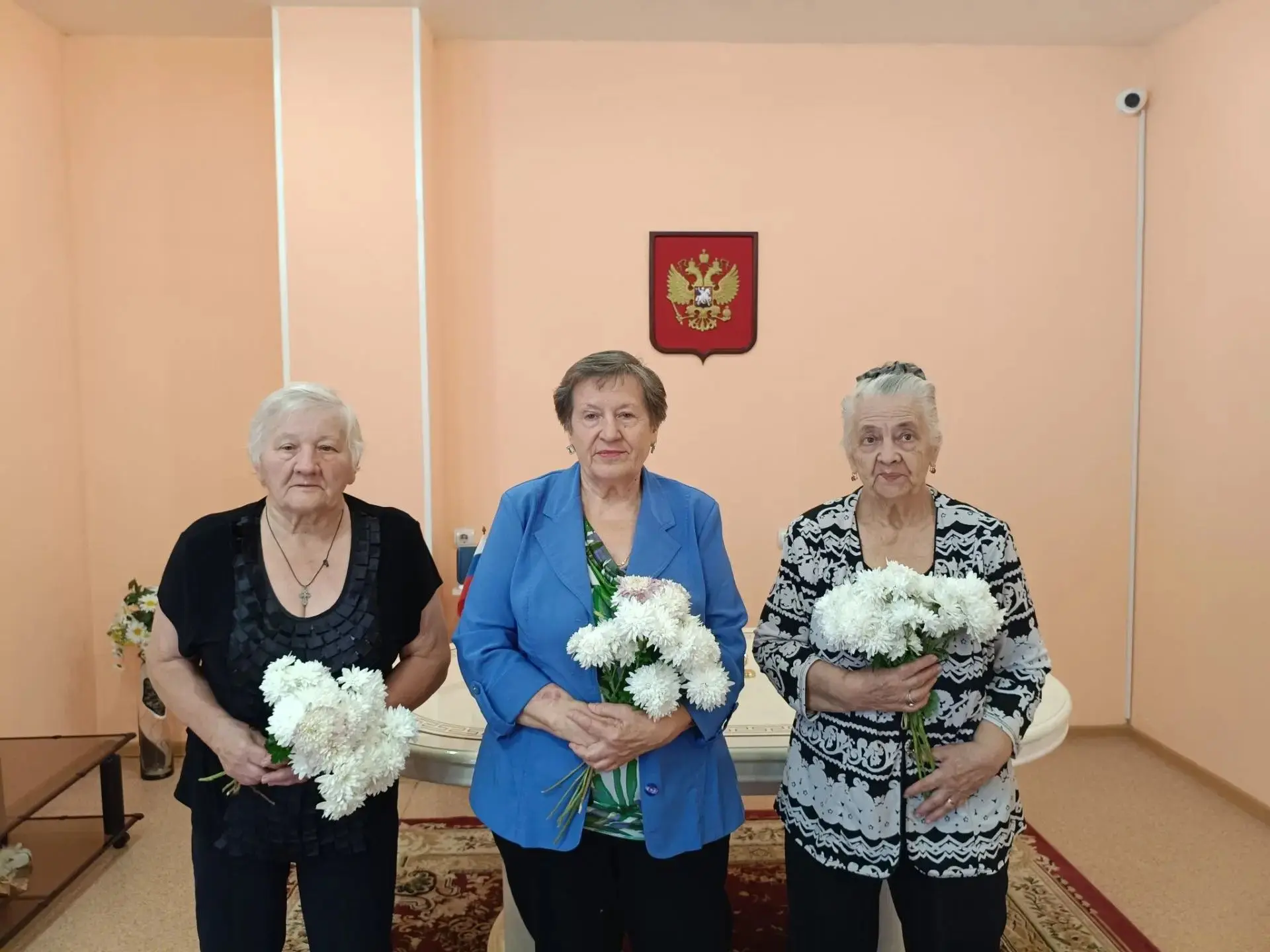 Главный подарок — это внимание: как в Ивановском ЗАГСе поздравили «золотое» поколение.