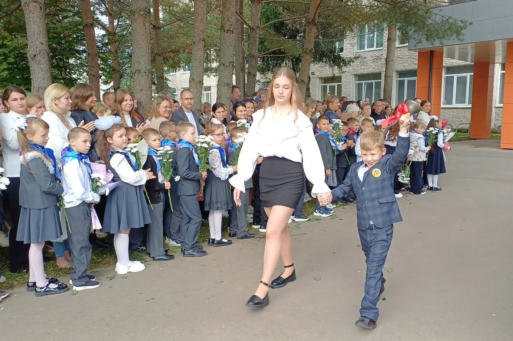 🔔Сегодня для 1358 учащихся Зубцовского округа вновь прозвенел школьный звонок, а для 1...