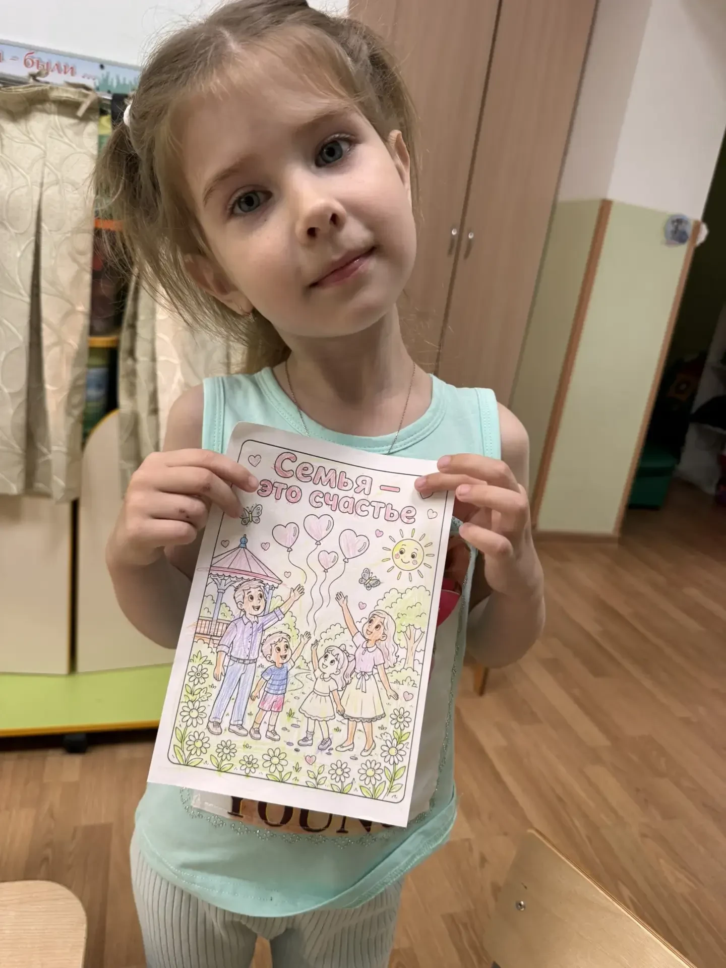 Расцвели ромашки на поляне,
Символ верности, любви и чистоты.
В этот день июльский вместе с вами
Мы 