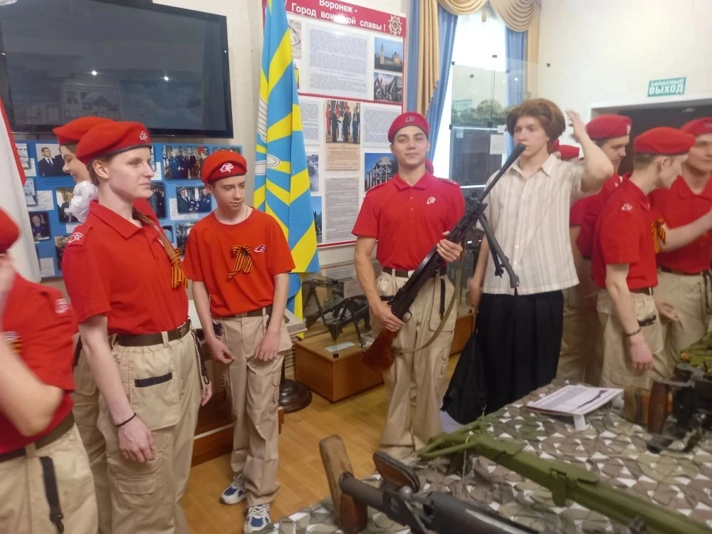 🎉 Наши юнармейцы в гостях у ВВАТУ! 🎉  6 мая наши юные патриоты посетили Военно-воздушную академию им