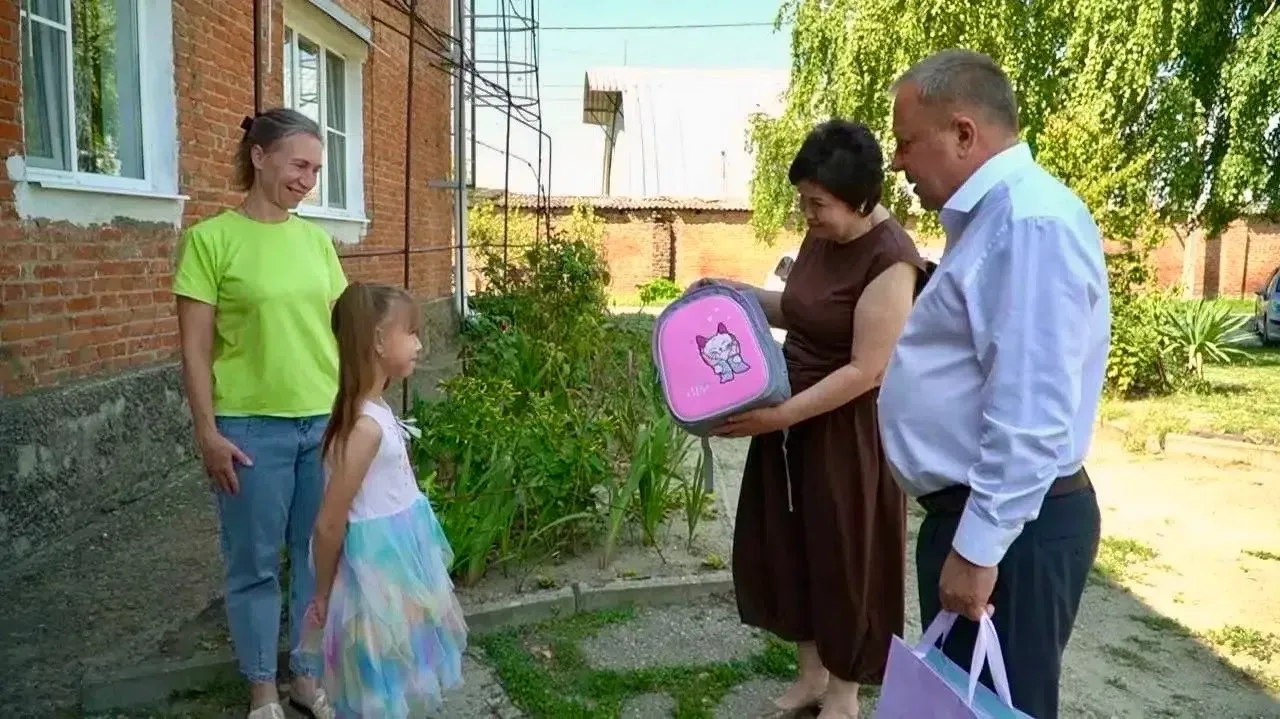 В нашем районе продолжается благотворительная акция «Соберем ребенка в школу», которая ...