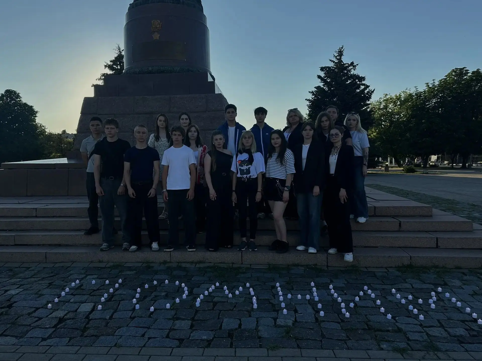 🕯В преддверии Дня памяти и скорби представители молодежи Краснодонского муниципального...