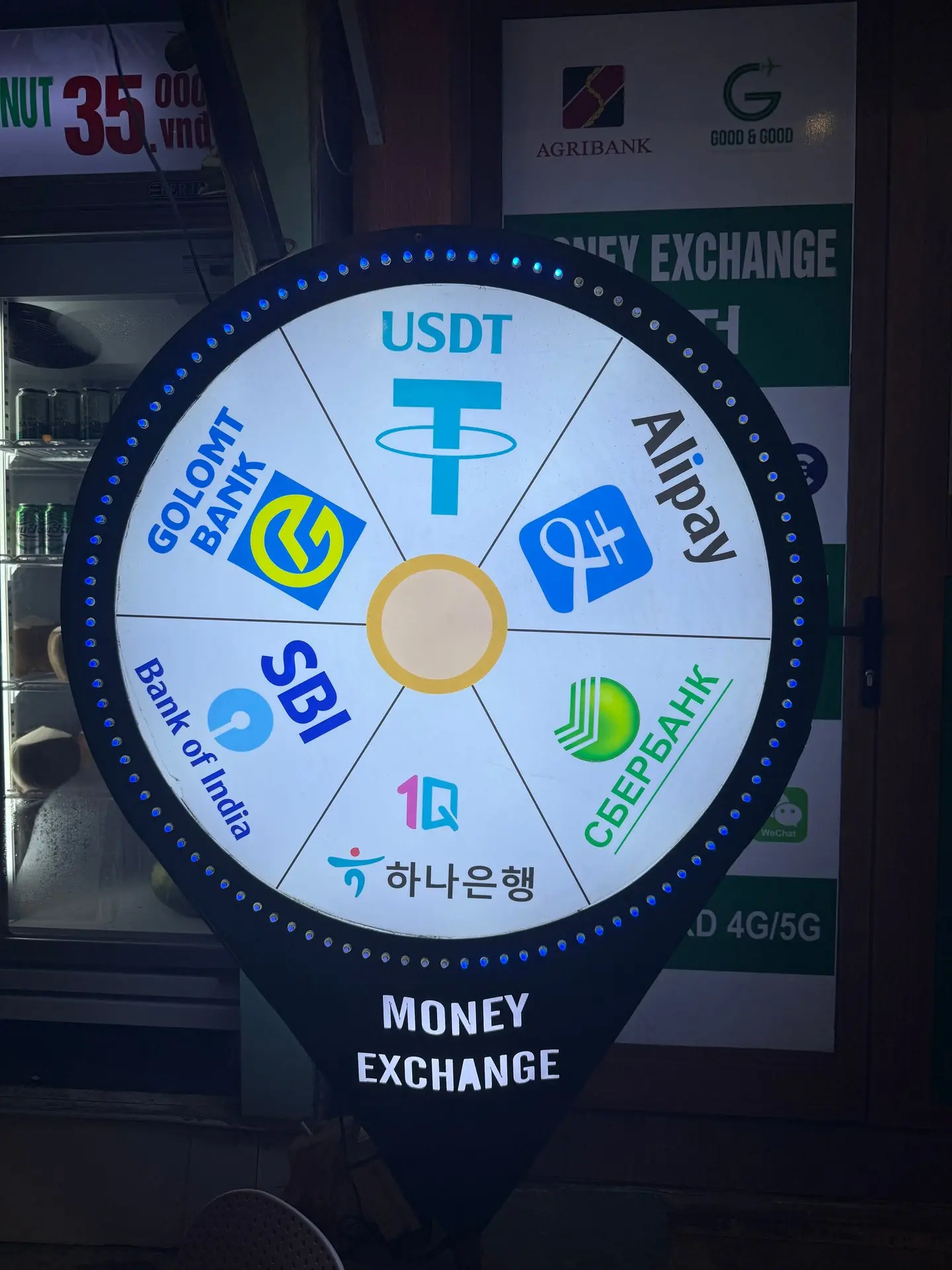 Вывеска обменника тут выглядит как колесо фортуны: Alipay, Сбербанк, USDT, корейские и ...