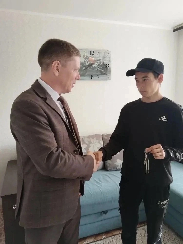 🔑 Глава Новоторъяльского муниципального округа Д. А. Таныгин вручил ключи от благоустр...