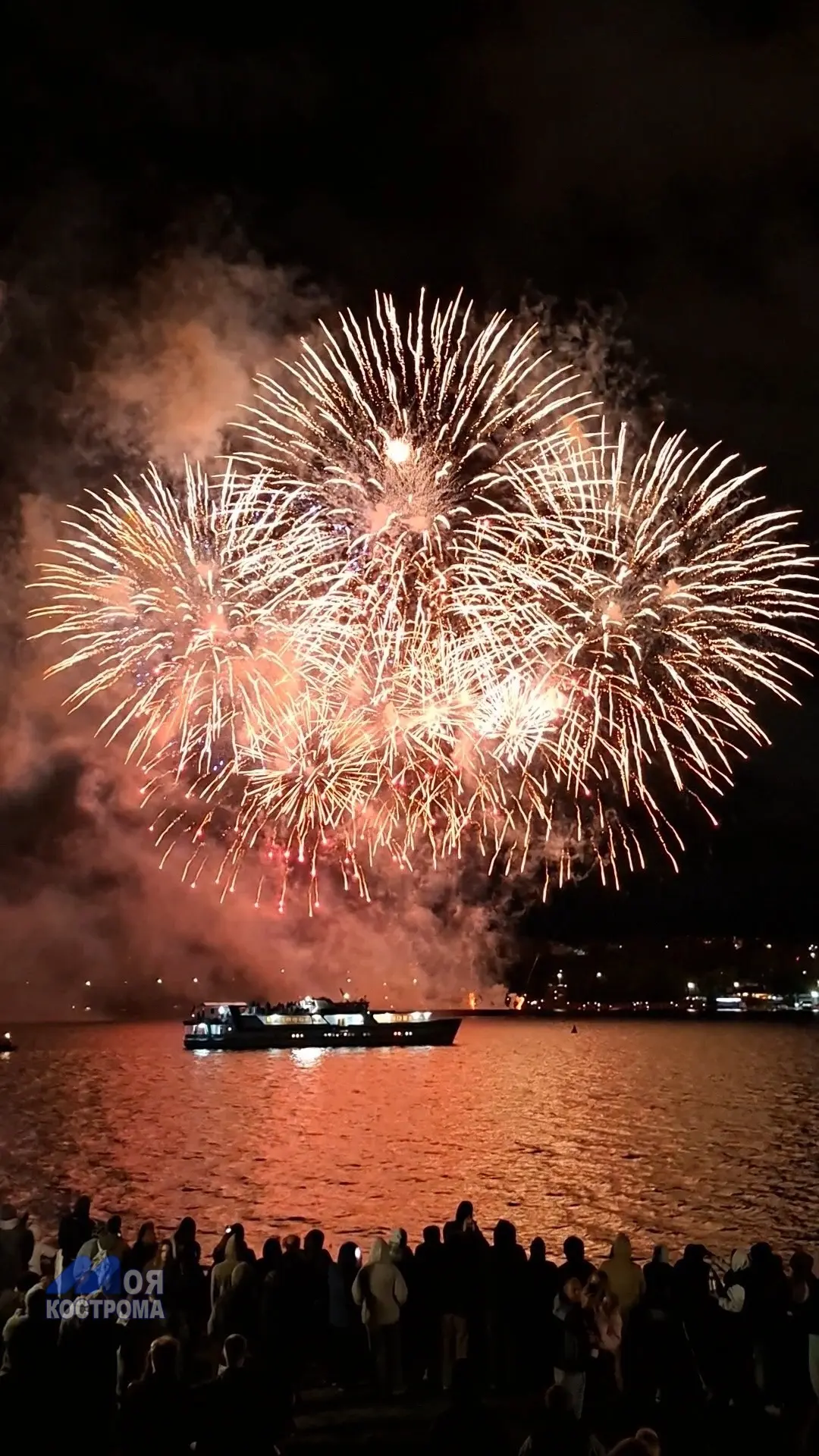 🎆 Масштабный фестиваль салютов собрал на берегу Волги более 50 тысяч зрителей