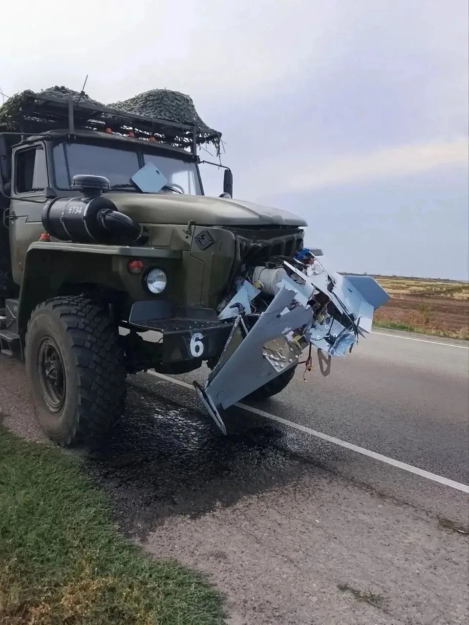 Мощь российского автопрома в одном кадре. Урал выдержал прямое попадание дрoна