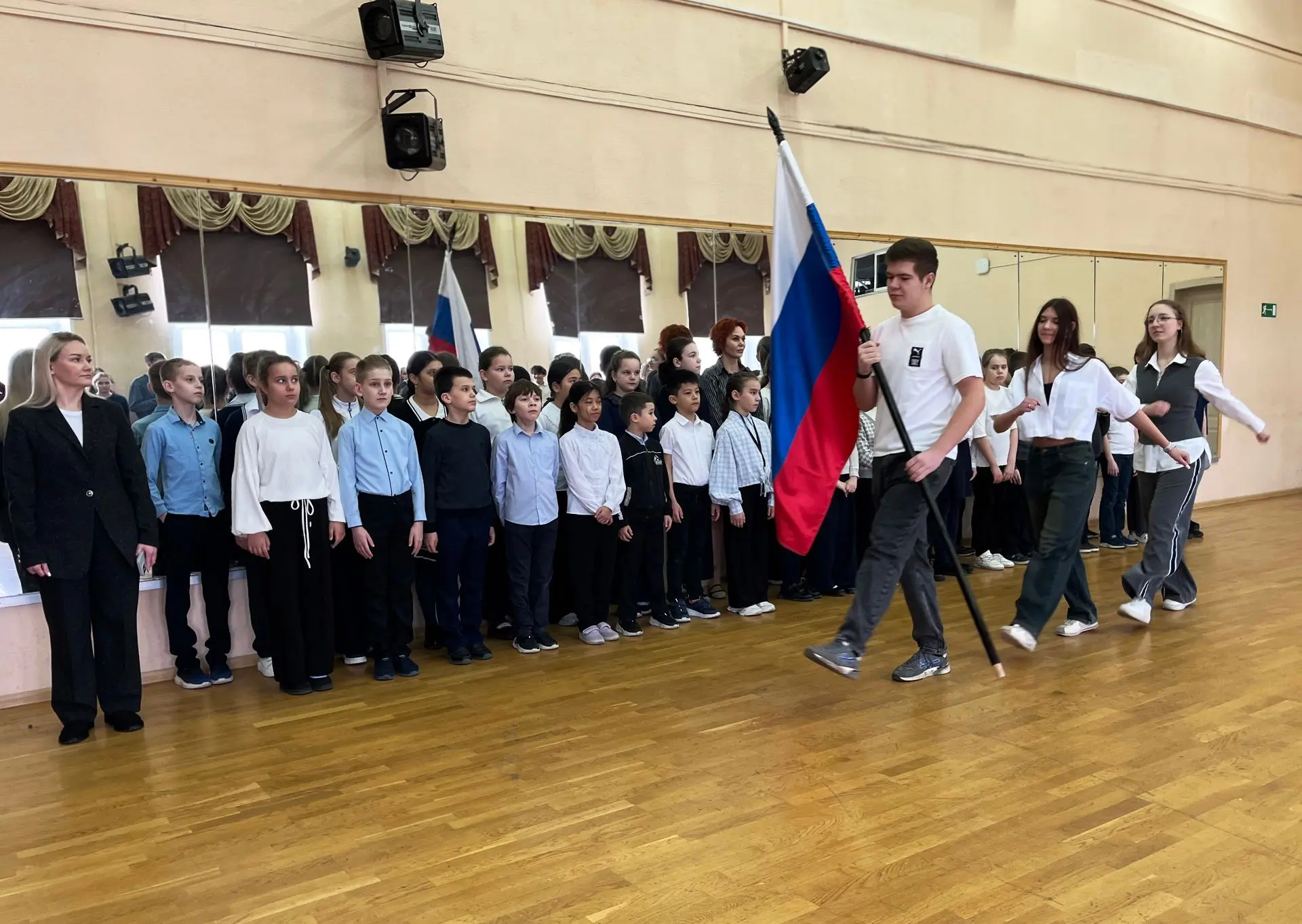 Церемония поднятия государственного флага  🇷🇺 Новая учебная неделя в школе традиционно начинается с 