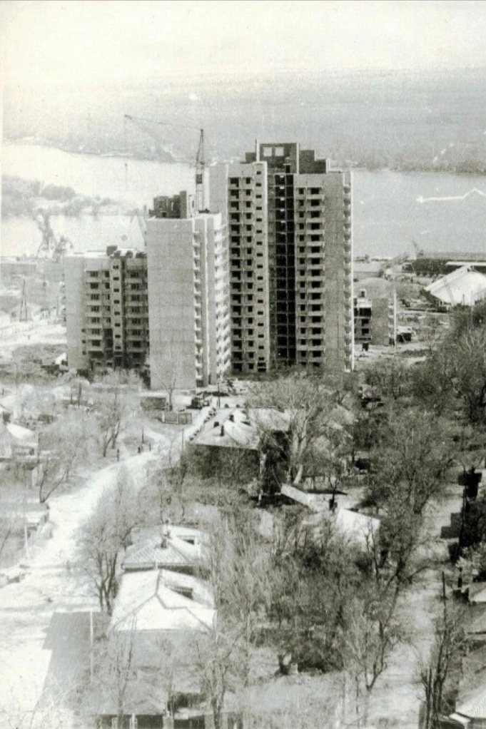 Открытка 1990–1991 годов. Строительство домов в пер. Грибоедовском. На переднем плане -...