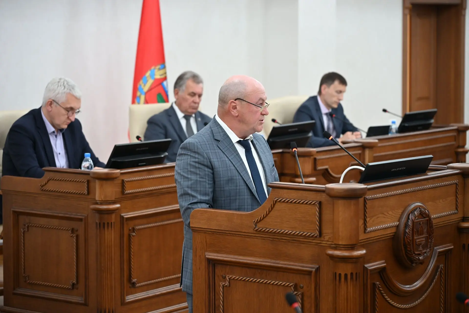 В 2026 году в Алтайском крае приведут в норматив 540 км дорог и закупят 62 автобуса

Министр транспо