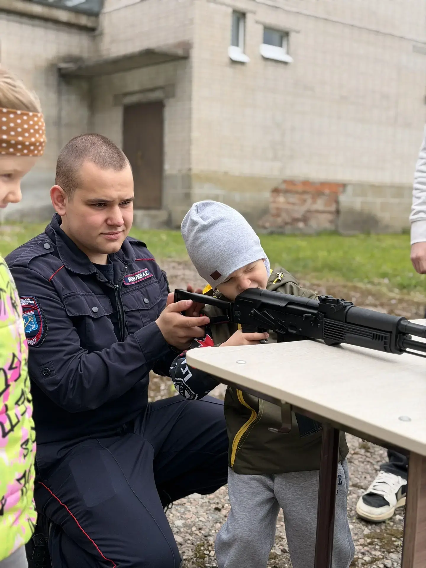 Сегодня в самый солнечный и звонкий праздник — День защиты детей — стены Мичуринского многопрофильно