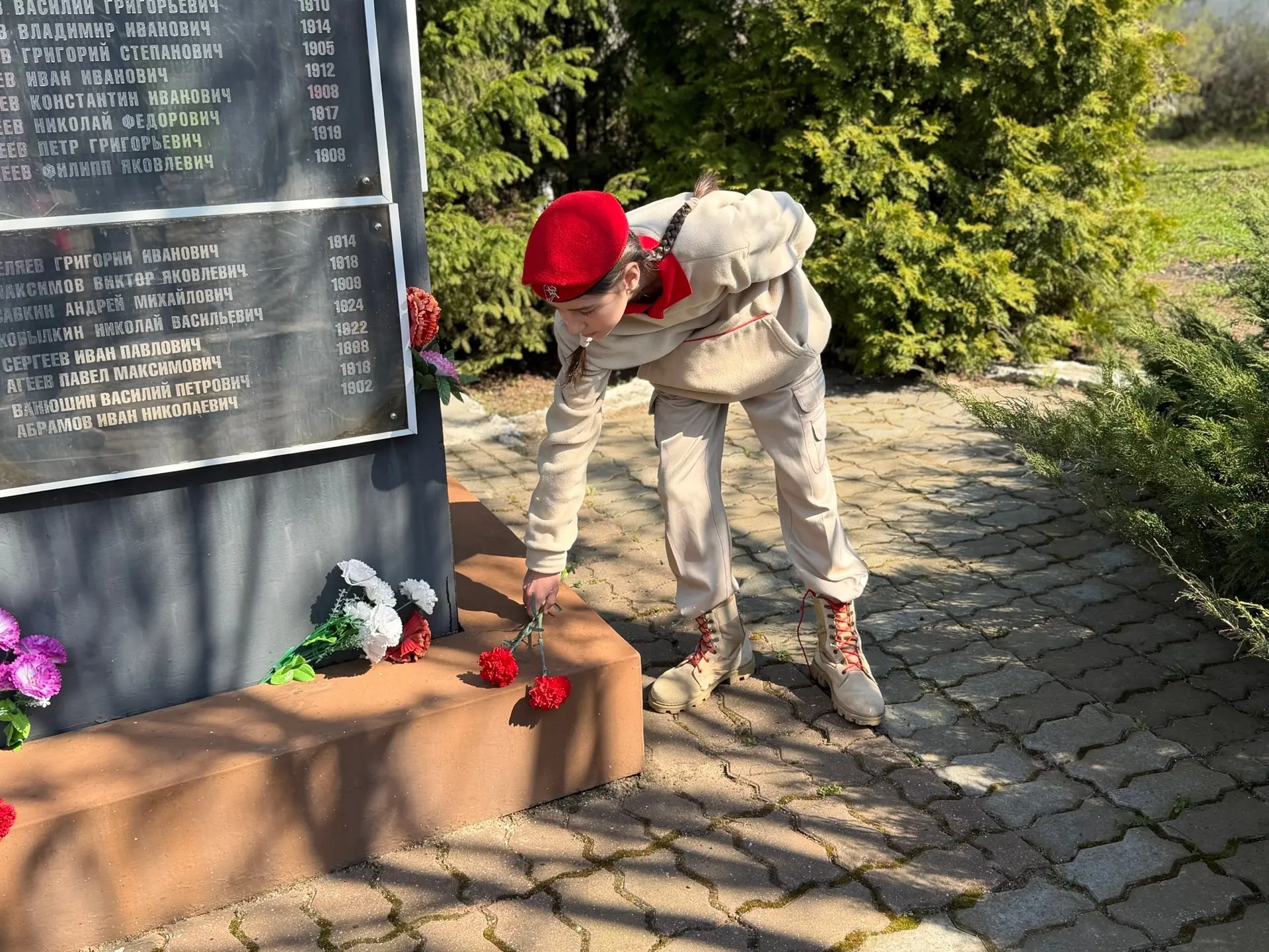 🇷🇺 Память поколений: юнармейцы школы возложили цветы к памятнику  В преддверии Дня Победы юнармейцы 