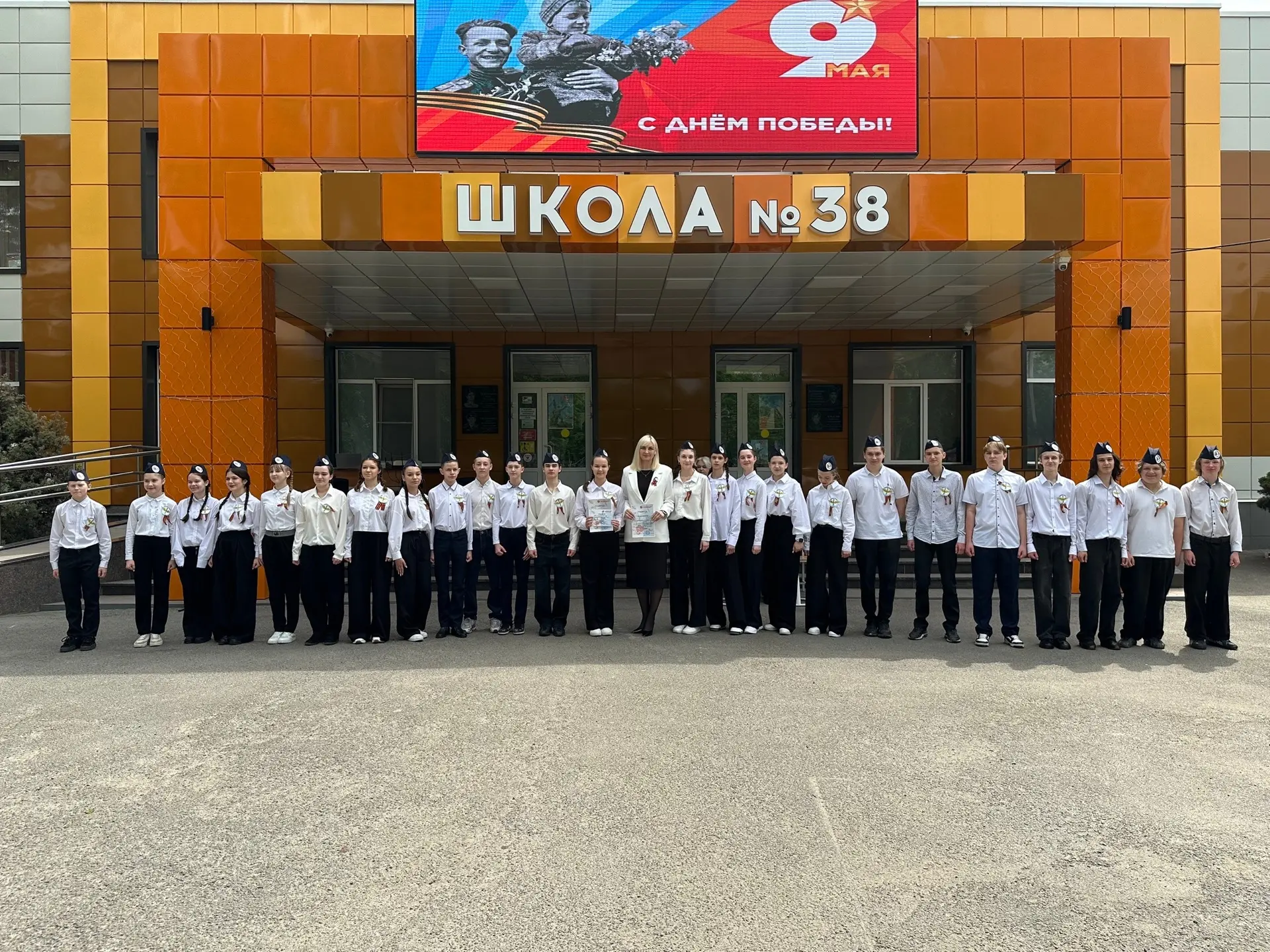 🪖 Смотр строя и песни — в честь 81-й годовщины Великой Победы!  В нашей школе прошёл традиционный см