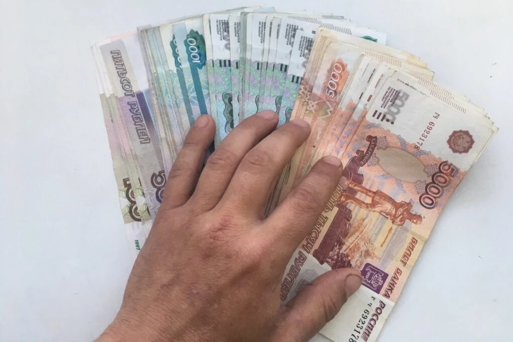 В Смоленске бывшего сотрудника налоговой службы обвиняют в получении взяток