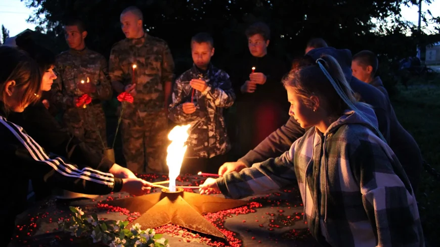 В Озерном встретили памятный рассвет

Сегодня, 22 июня, ровно в 04:00 утра у сельского мемориала соб