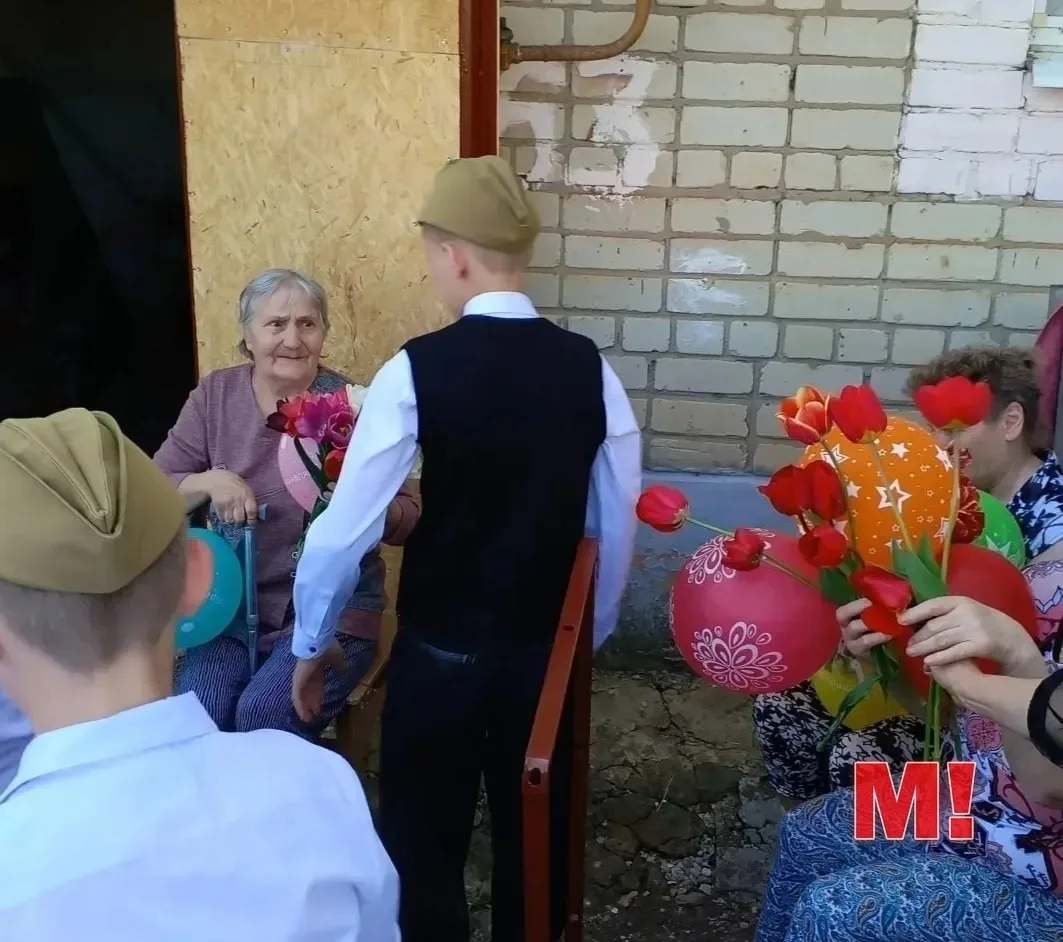 Волонтеры  школы п.Колос Марксовского района активисты "Движения первых" поздравили пожилых односель