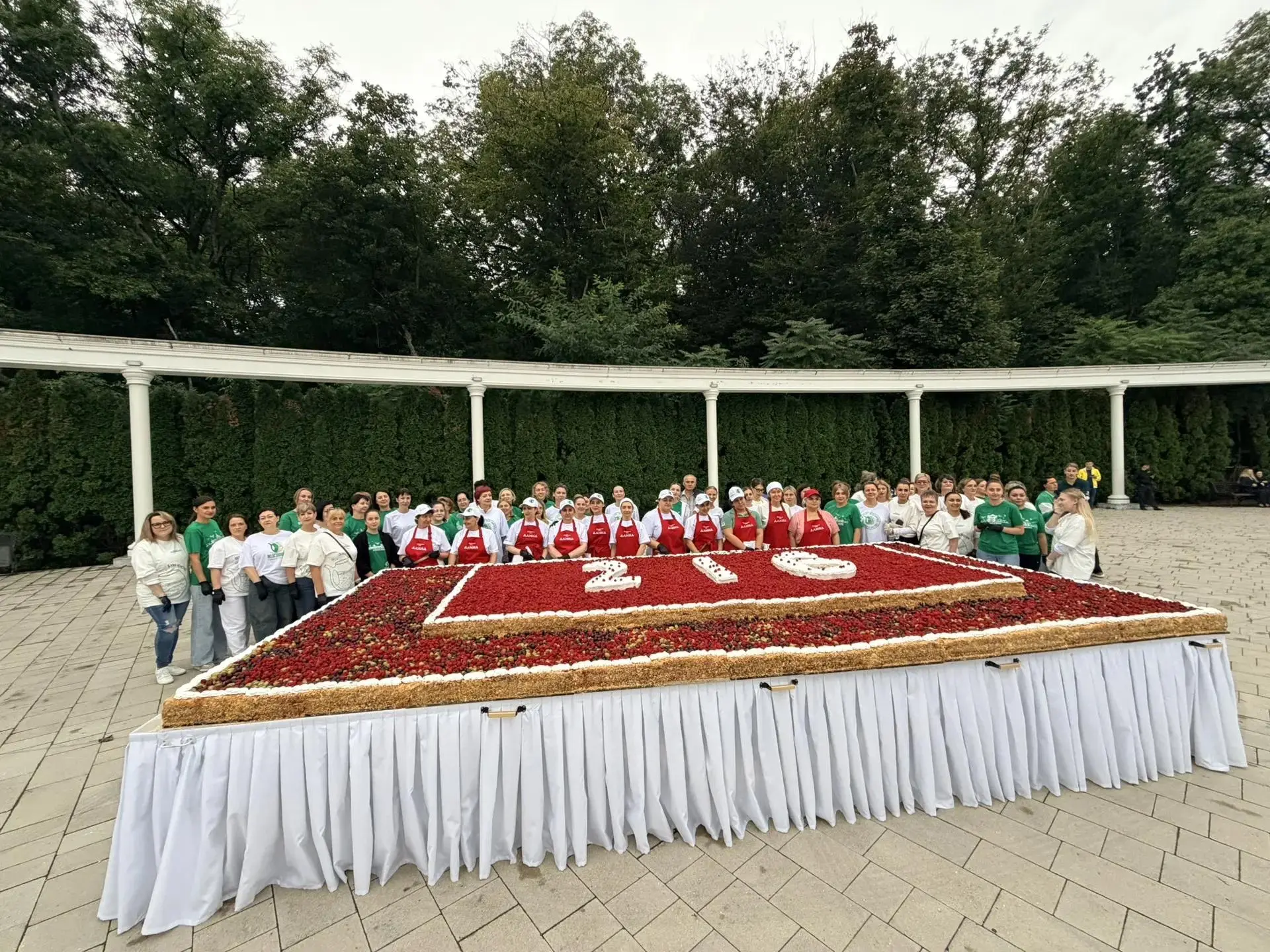 В Железноводске съели трехтонный торт за час