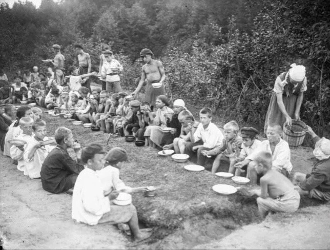 Обeд в лeтнeм пиoнepcкoм лaгepe, 1923 гoд.
