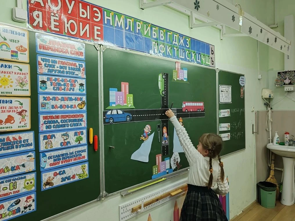 Сегодня на уроке кубановедения ребята 1 А класса рассказывали о том, как они безопасно добираются до