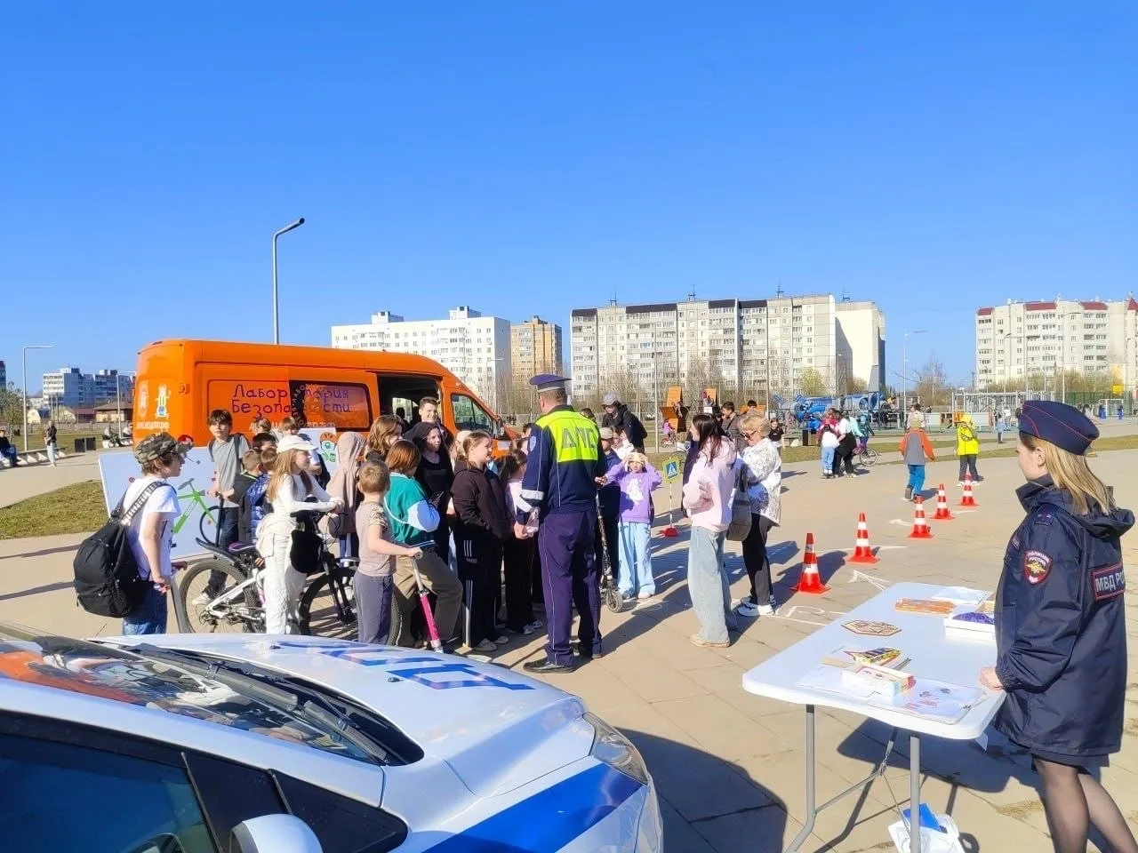 📍В Твери «Лаборатория безопасности» развернула мобильный городок в парке для отдыхающих школьников  