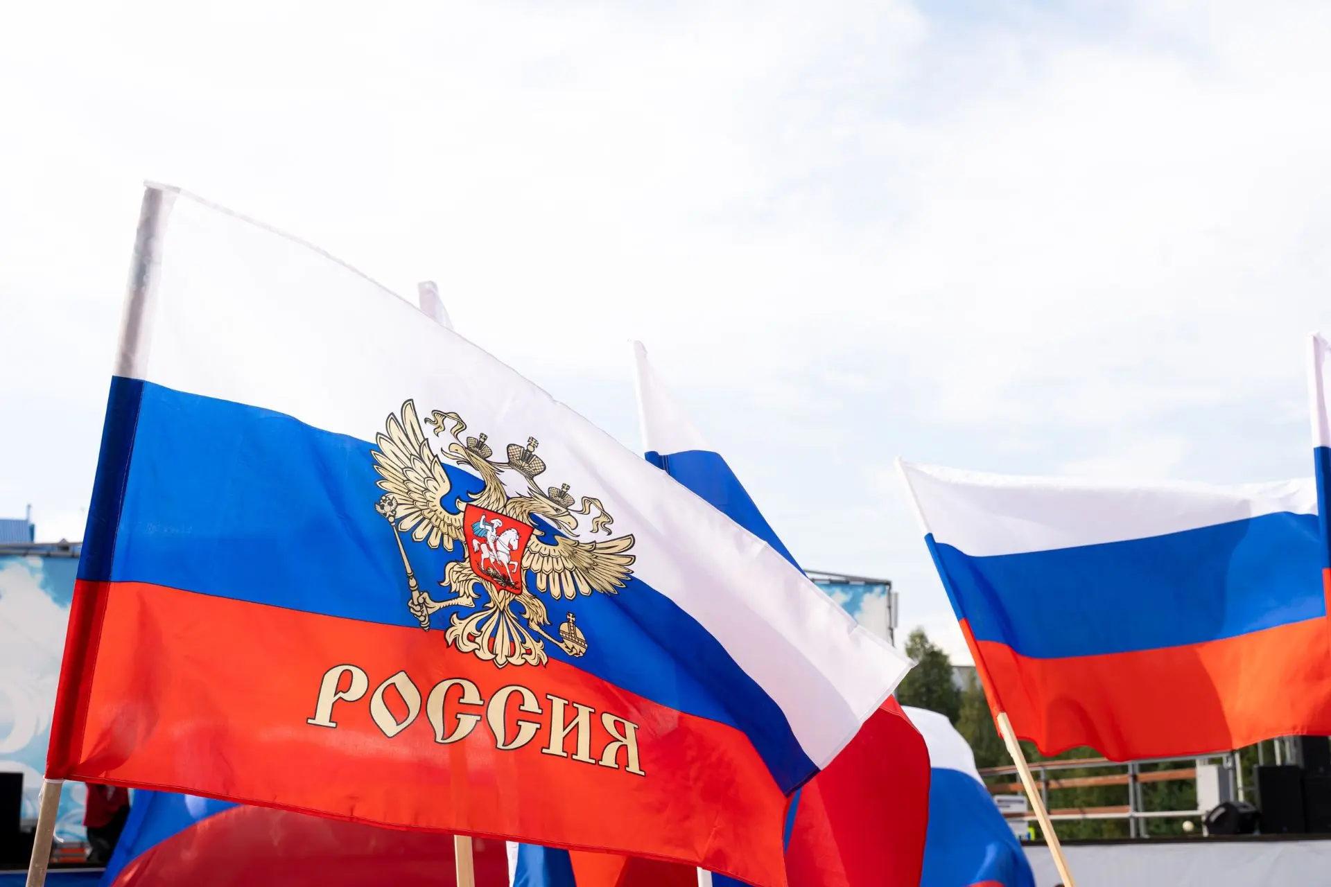 🇷🇺 Нягань отметила День Государственного флага России!