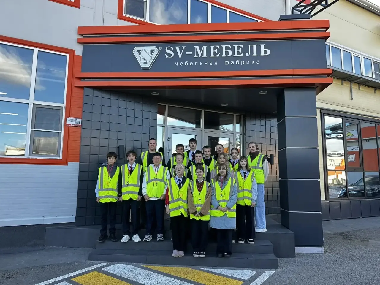 🎓 Обучающиеся 7Б класса нашей школы посетили мебельный завод SV‑мебель! 🛋️