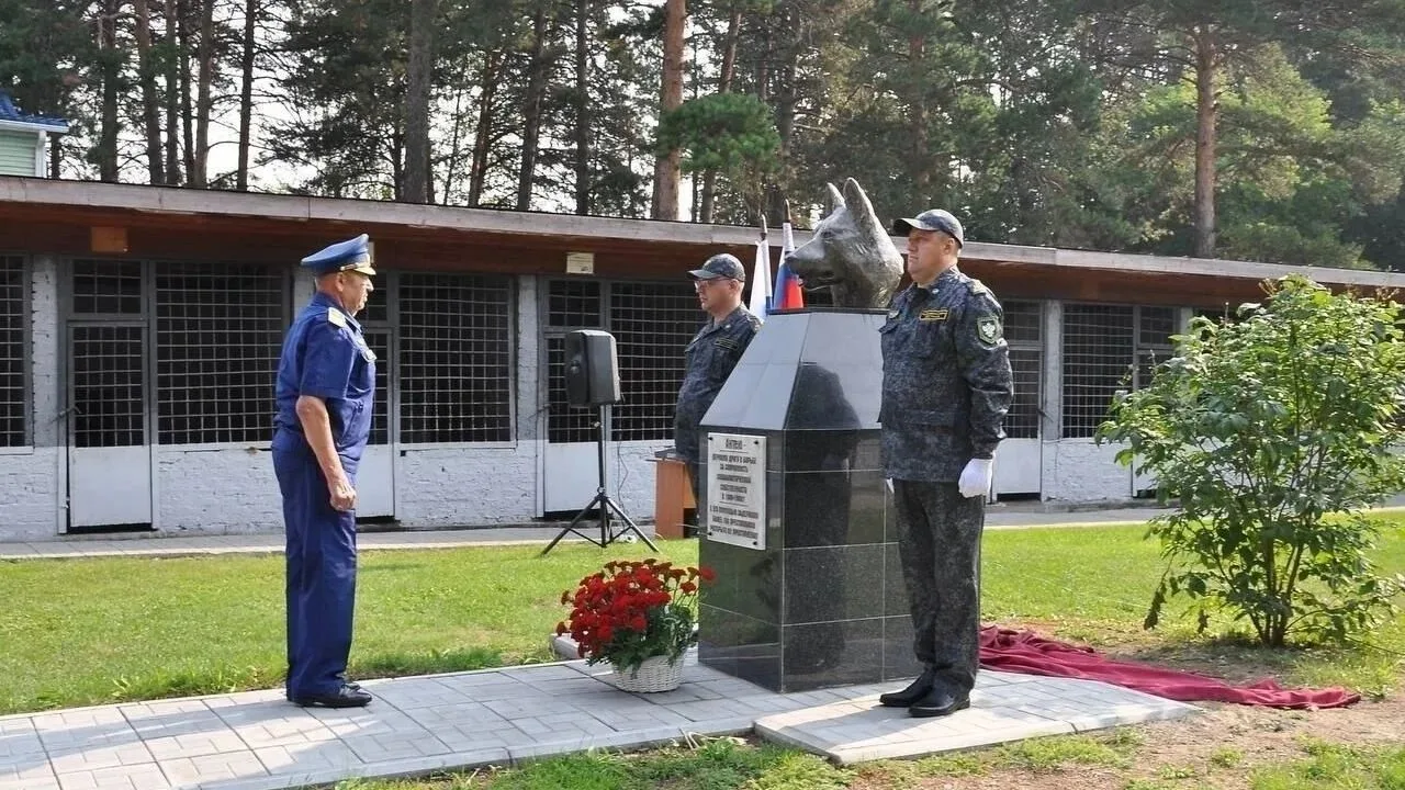 В Новосибирске обновили памятник служебной собаке Антею