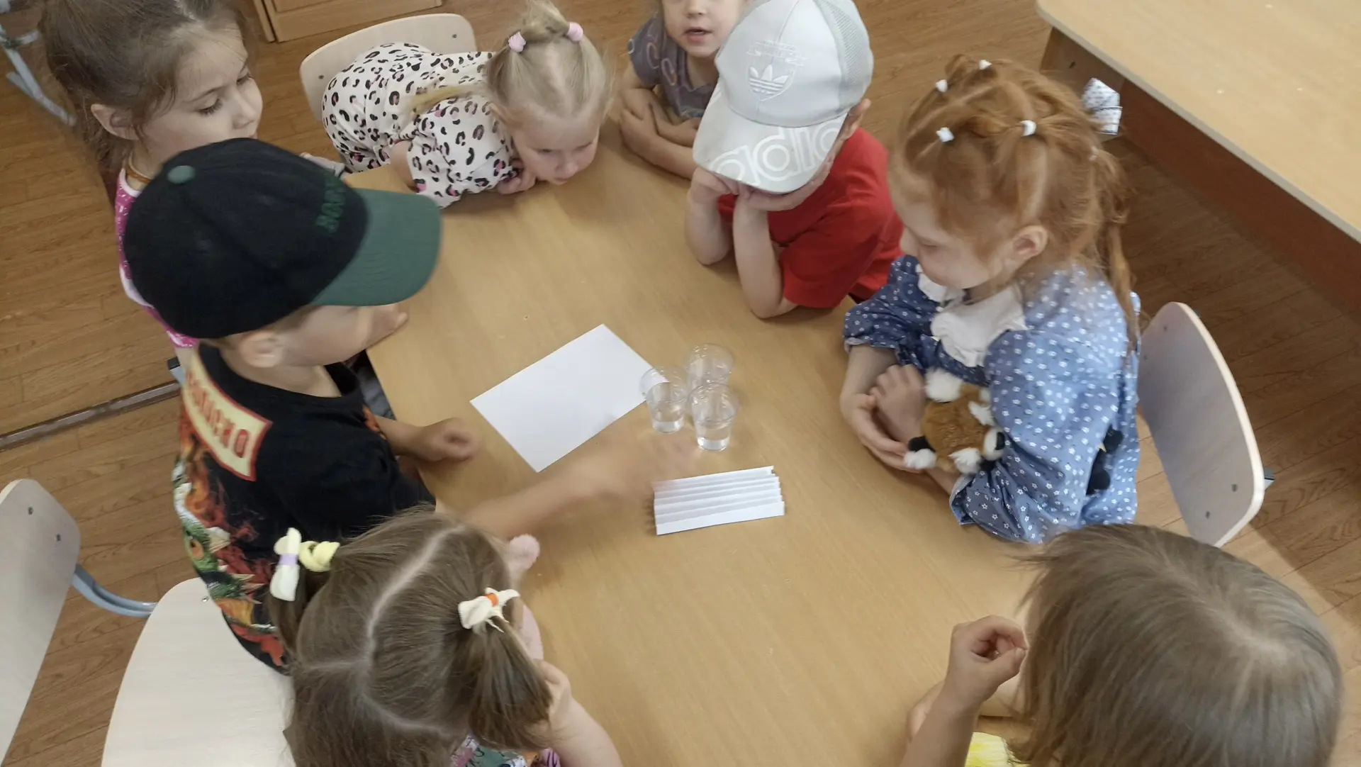 Группа Малинка провела интересный эксперимент: какая бумага прочнее? 🔬💧

Ребята проверили, сможет 