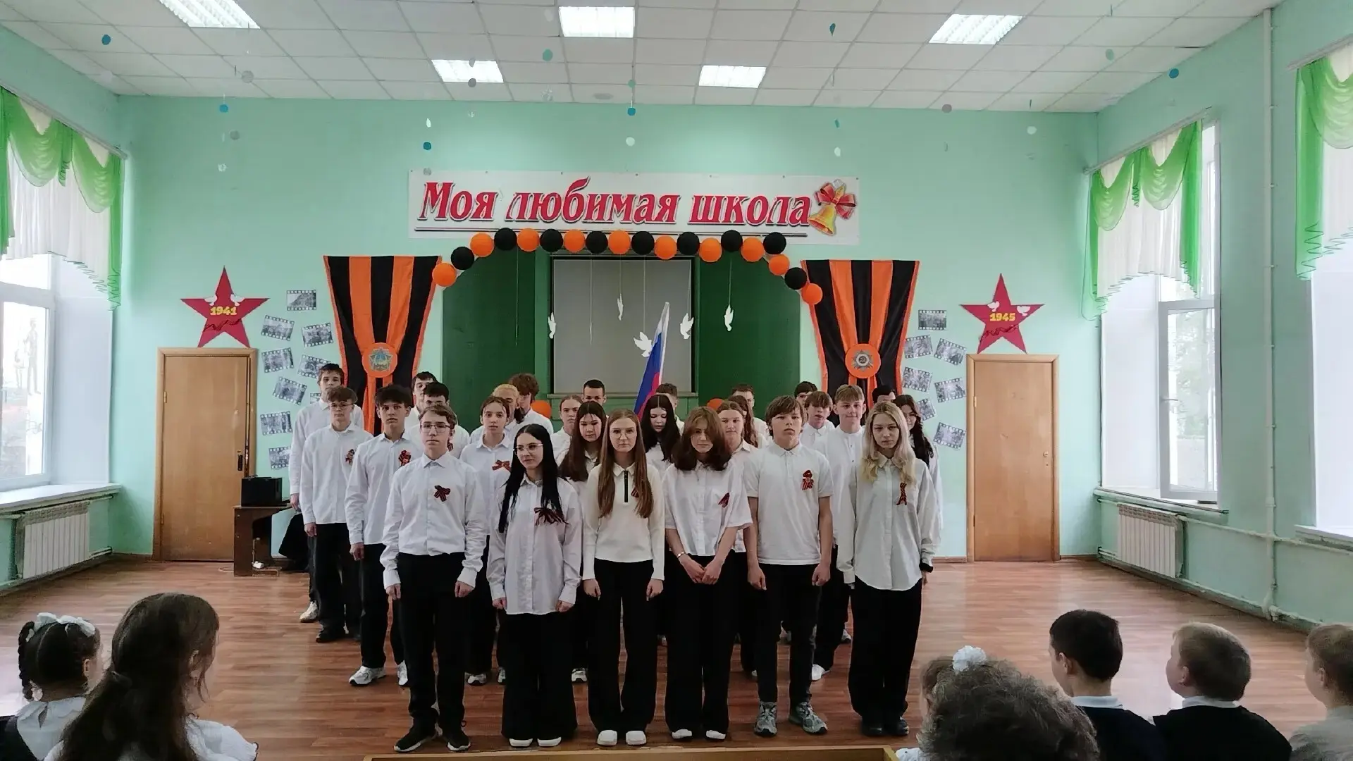 🇷🇺Битва хоров🇷🇺

В преддверии Дня Победы в МОУ средней школе №1 г. Наволоки прошёл конкурс военн