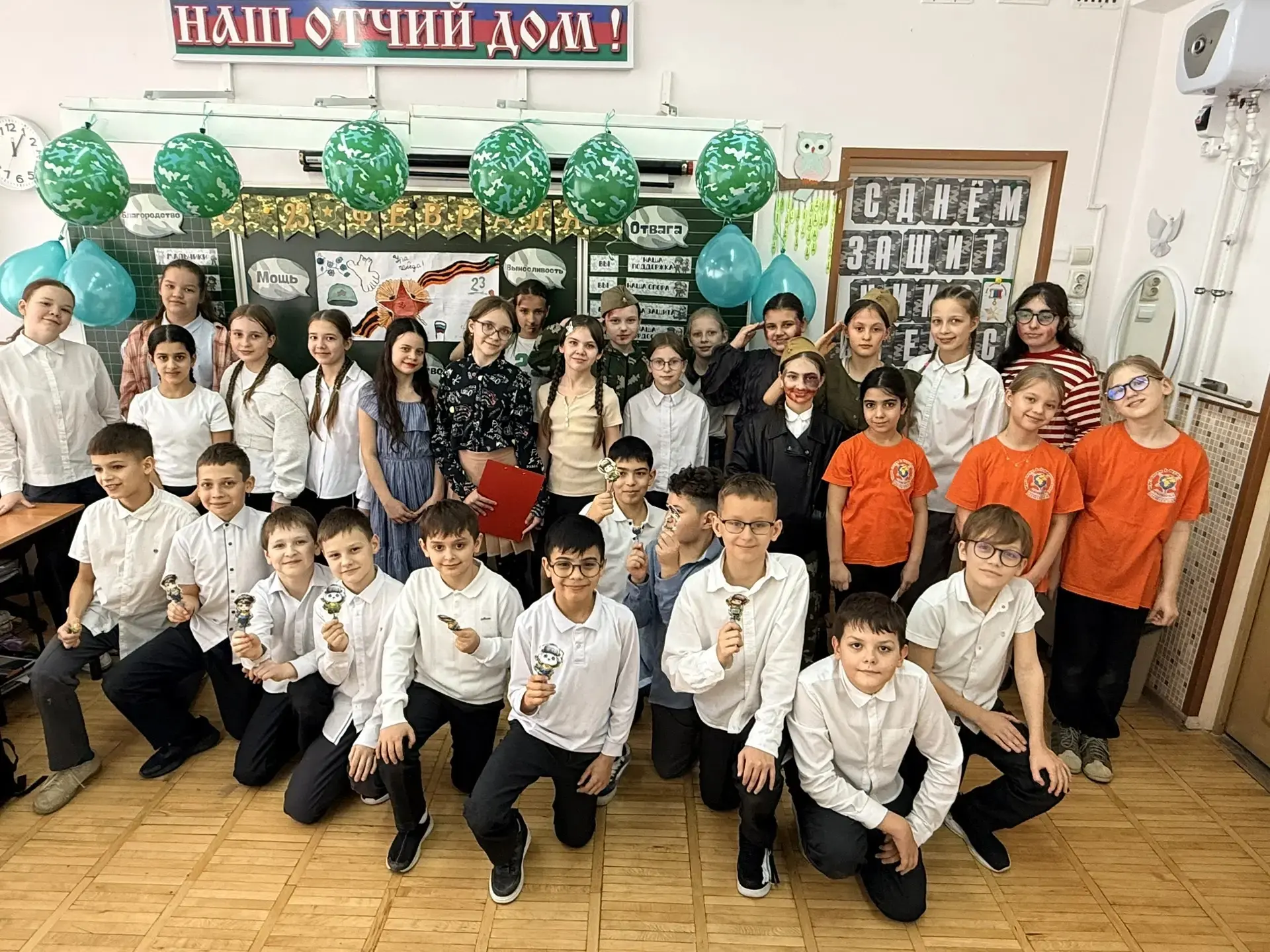 В 4 «Г» девочки поздравили своих одноклассников с Днём защитника Отечества. Для мальчиков были подго